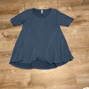 Lularoe women’s small blue tee